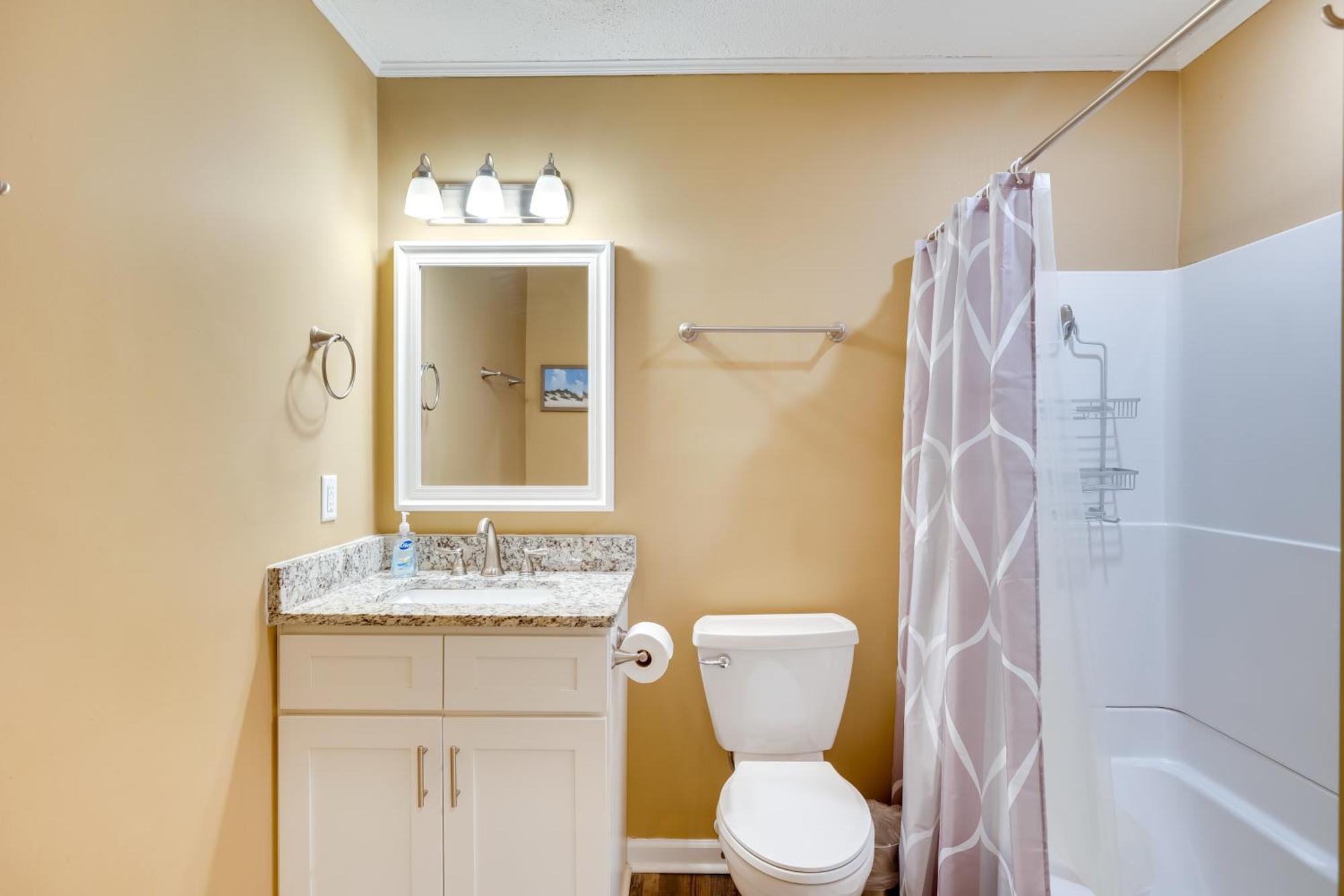 Lovely Emerald Isle Home, Walk To Beach! Bagian luar foto
