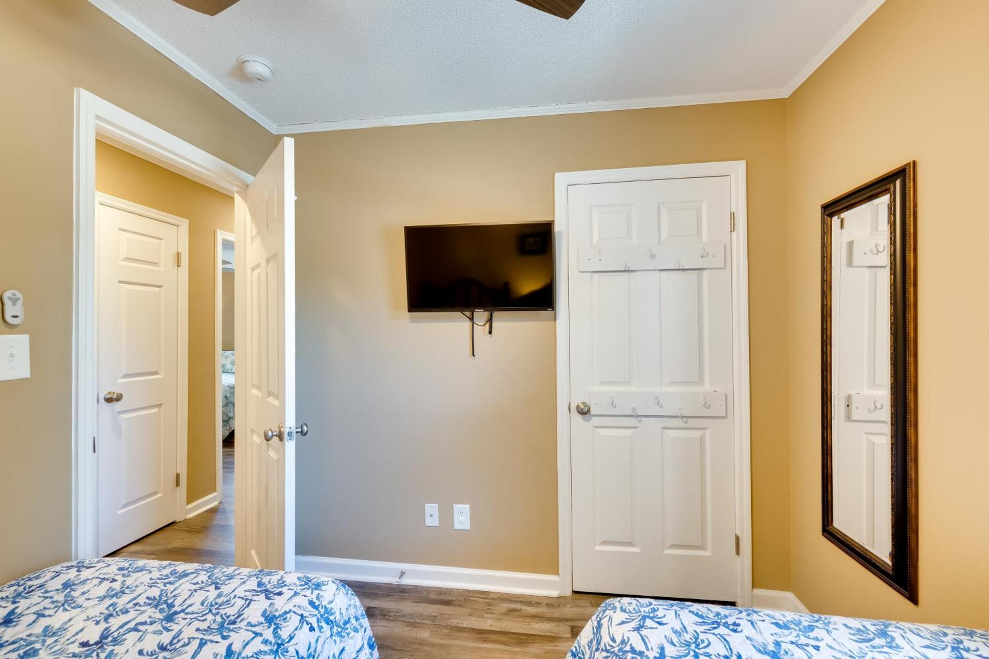 Lovely Emerald Isle Home, Walk To Beach! Bagian luar foto