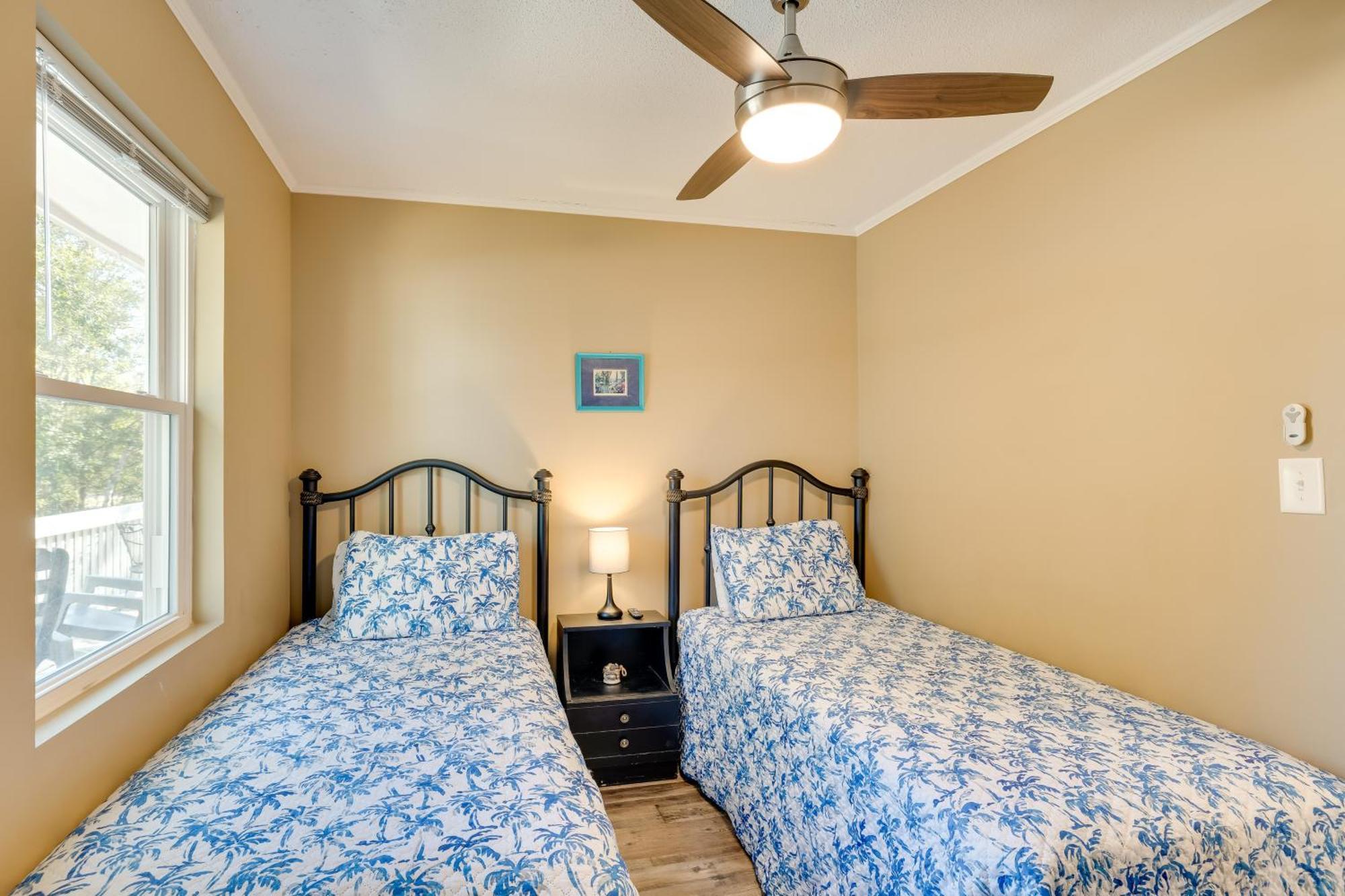 Lovely Emerald Isle Home, Walk To Beach! Bagian luar foto