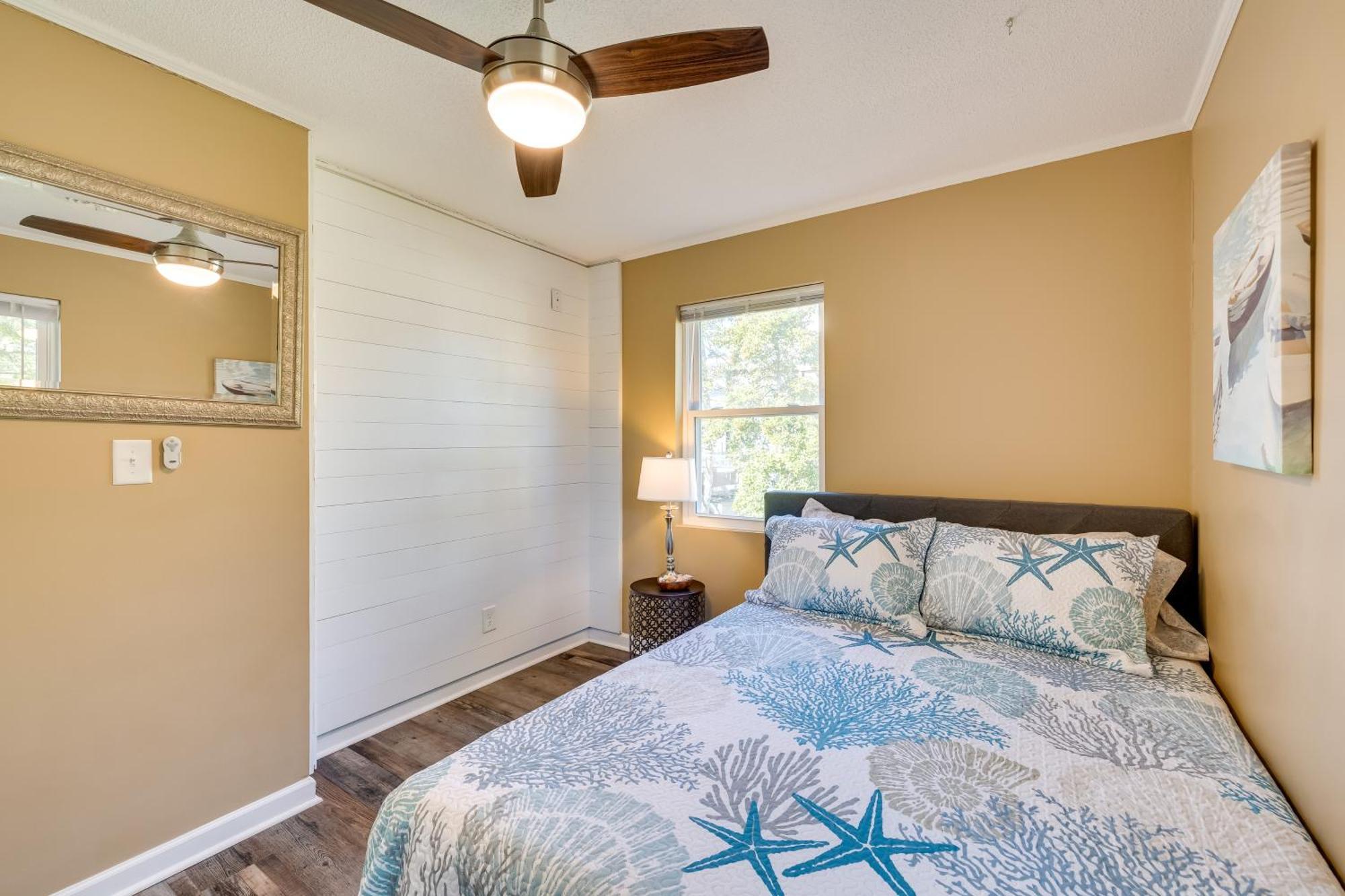 Lovely Emerald Isle Home, Walk To Beach! Bagian luar foto