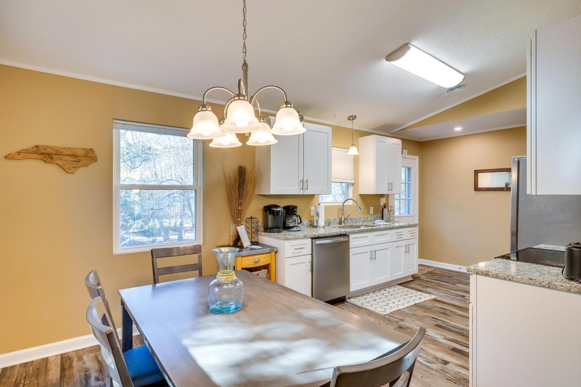 Lovely Emerald Isle Home, Walk To Beach! Bagian luar foto