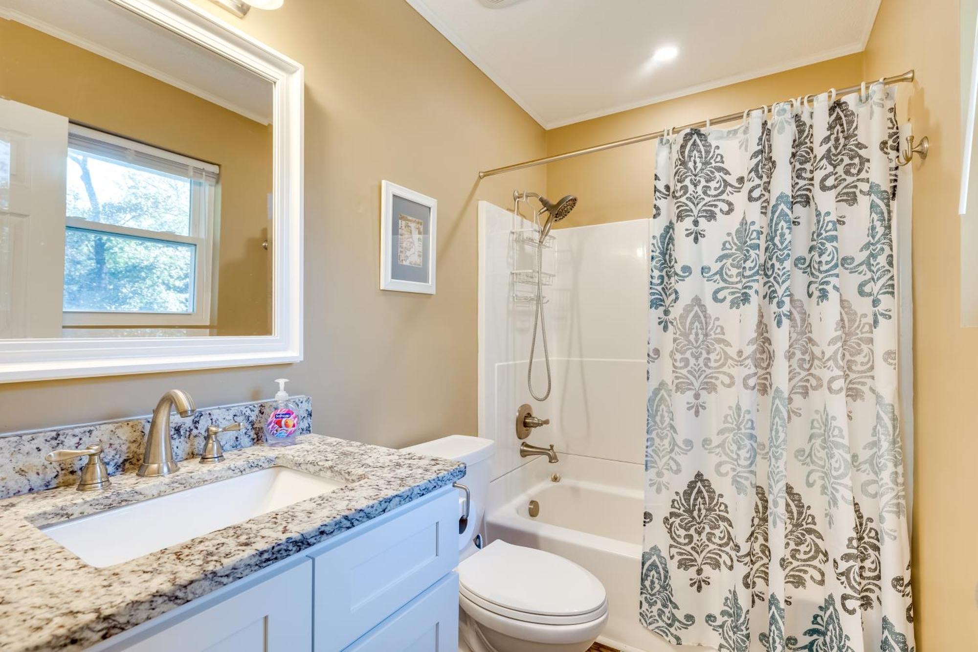 Lovely Emerald Isle Home, Walk To Beach! Bagian luar foto