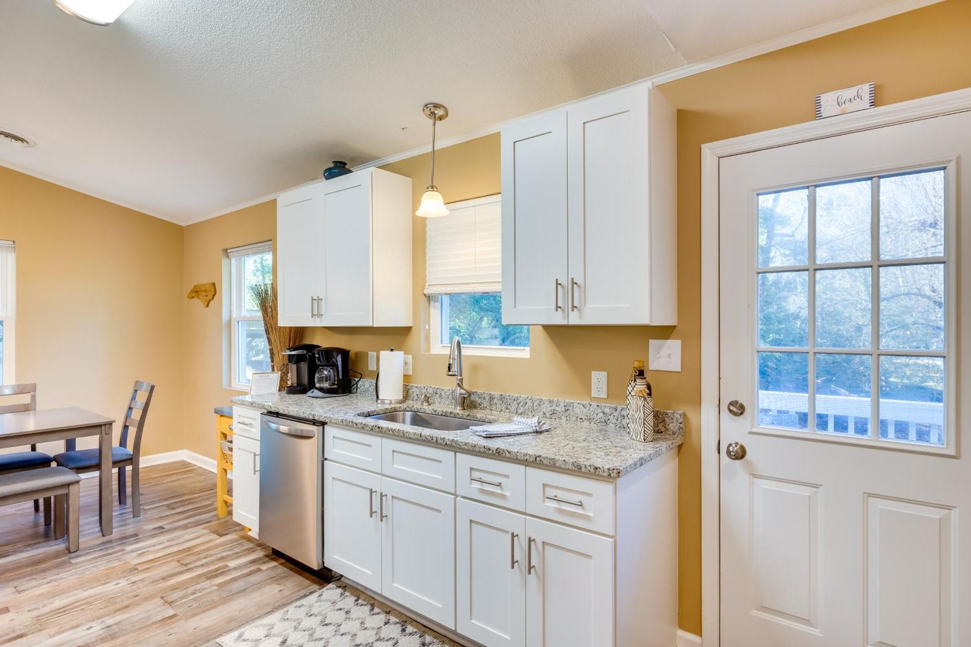 Lovely Emerald Isle Home, Walk To Beach! Bagian luar foto