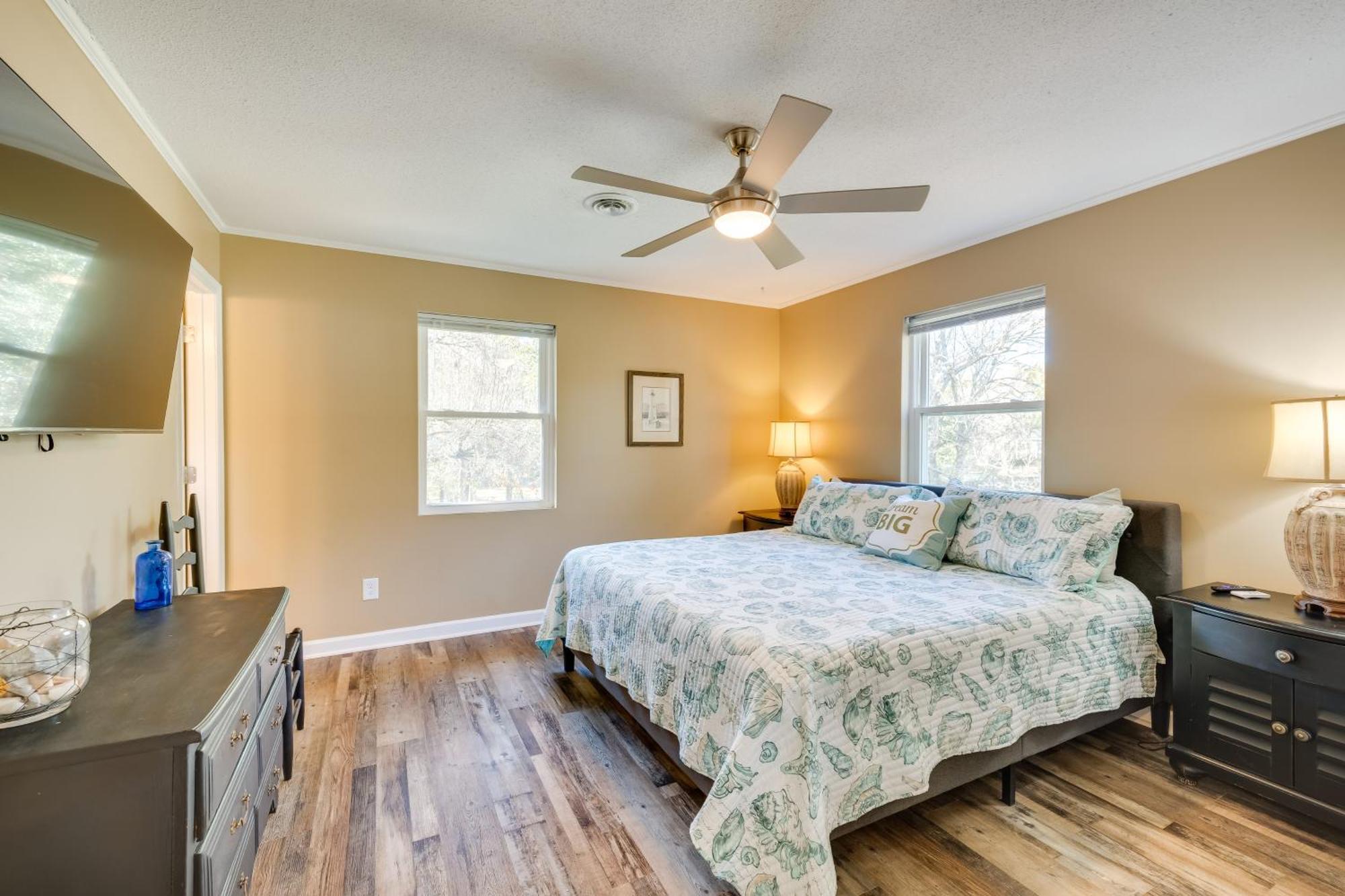 Lovely Emerald Isle Home, Walk To Beach! Bagian luar foto
