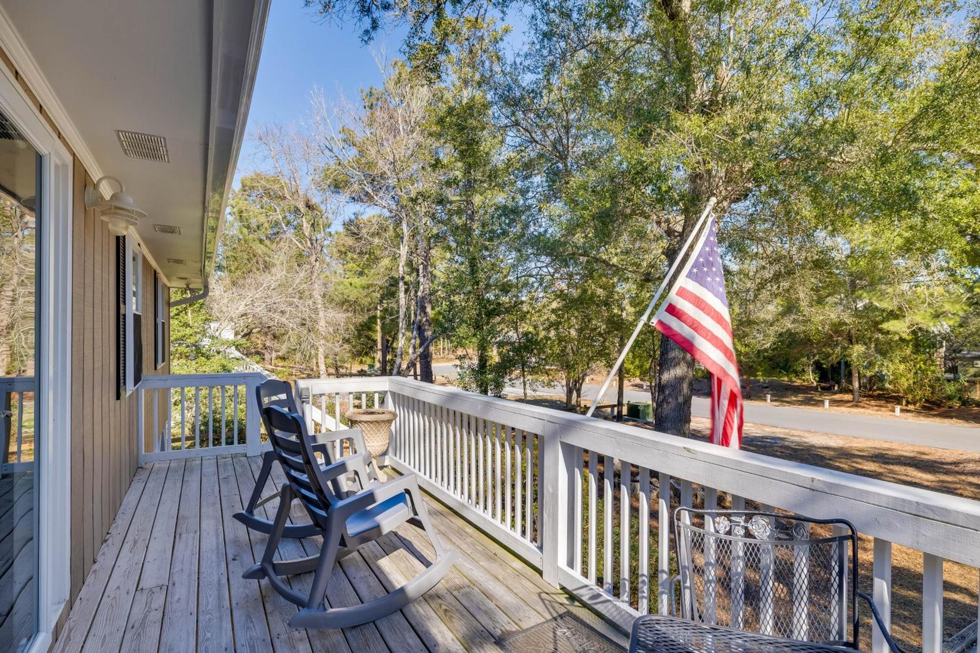 Lovely Emerald Isle Home, Walk To Beach! Bagian luar foto