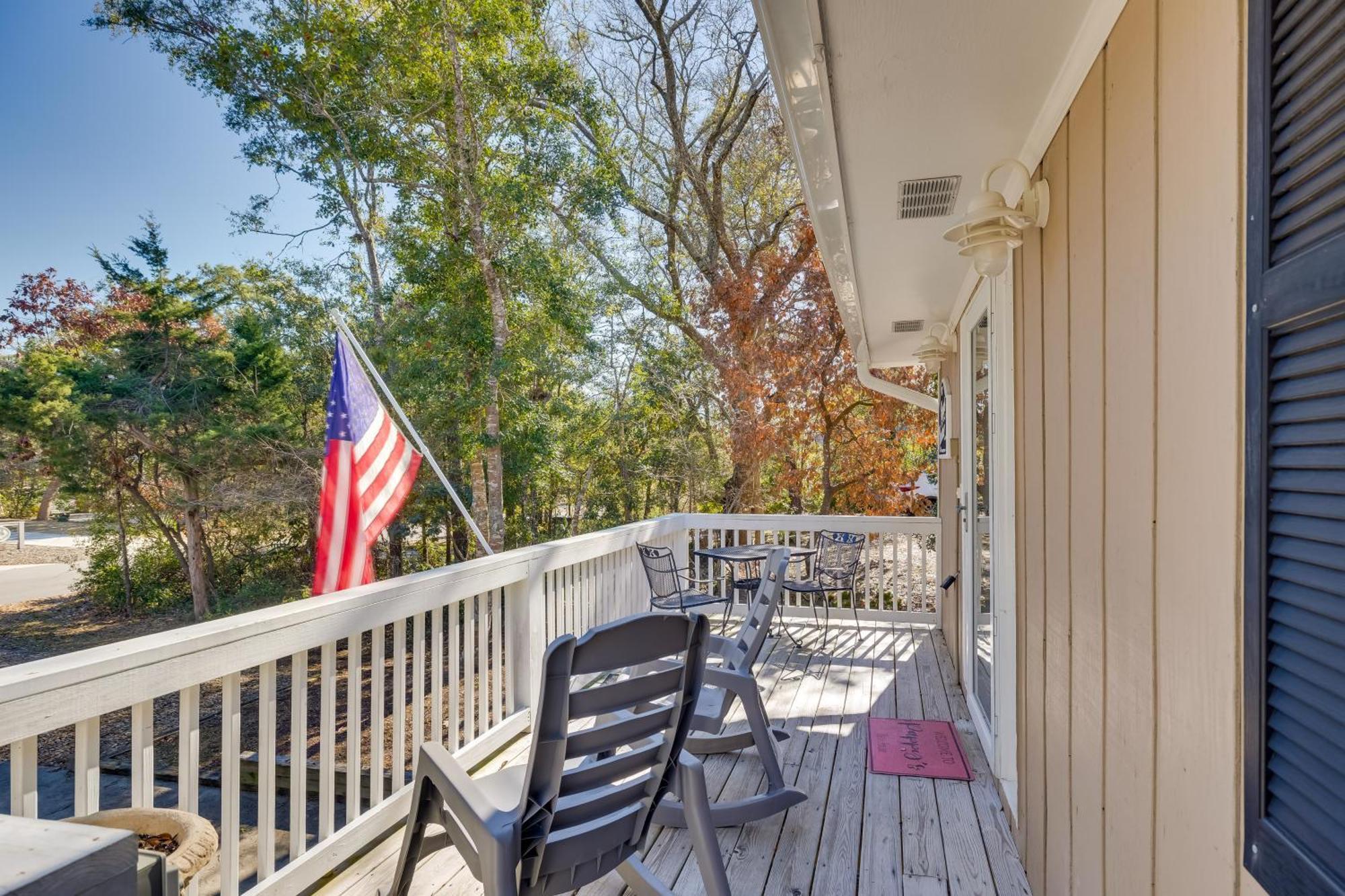 Lovely Emerald Isle Home, Walk To Beach! Bagian luar foto